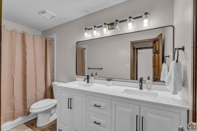 6743 SW Wentley LN, Topeka, KS 66614