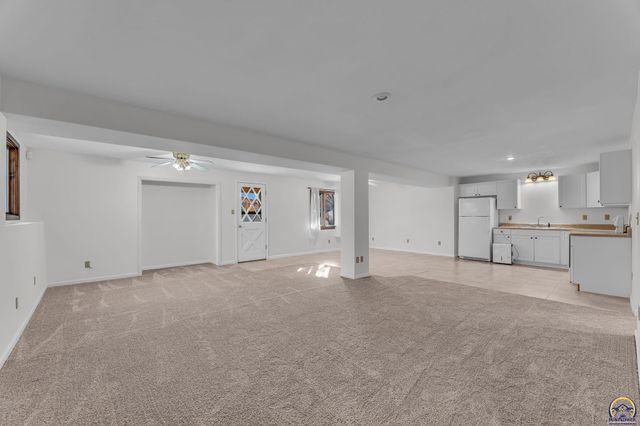 6743 SW Wentley LN, Topeka, KS 66614