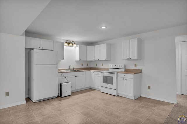 6743 SW Wentley LN, Topeka, KS 66614