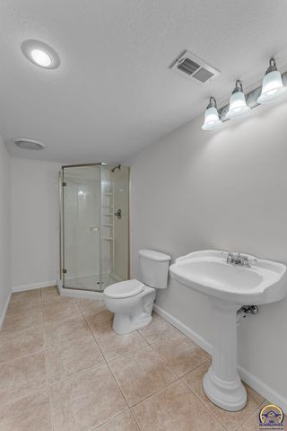 6743 SW Wentley LN, Topeka, KS 66614