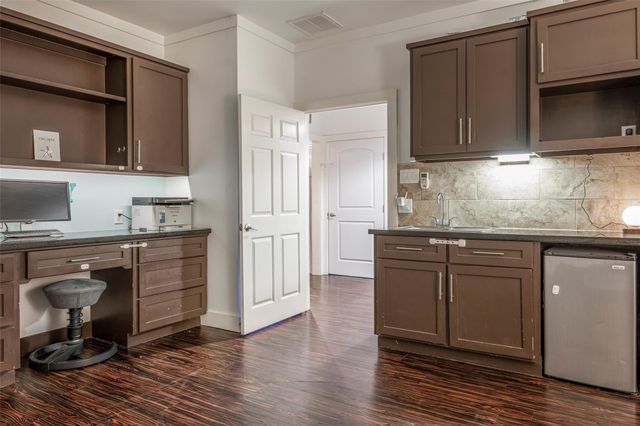 4001 29th Street N, Texas City, TX 77590