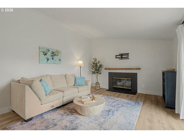 726 S LINDEN St, Cornelius, OR 97113