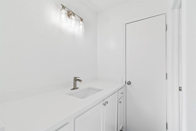 5326 Creek Valley Drive, Arlington, TX 76018