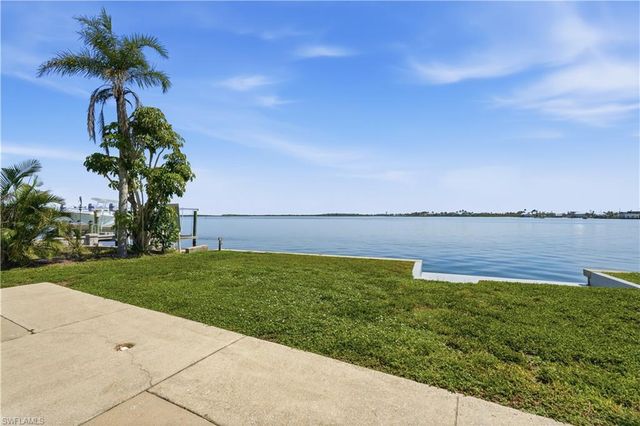 2498 Bayshore DR, Matlacha, FL 33993