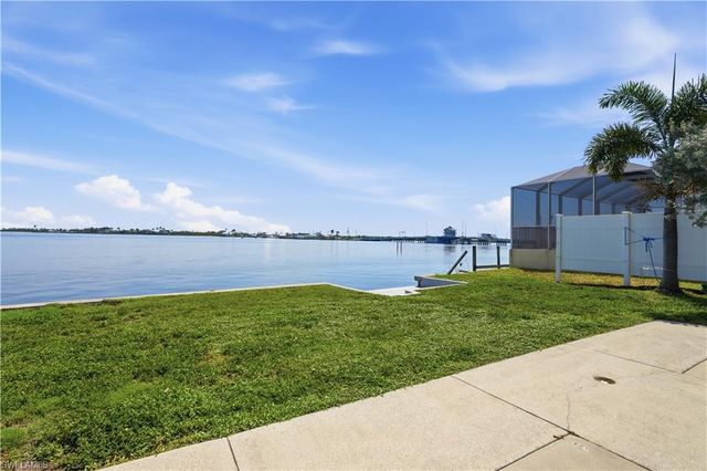 2498 Bayshore DR, Matlacha, FL 33993