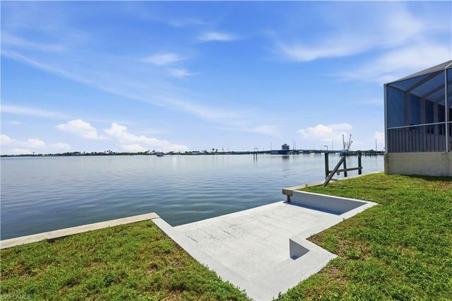 2498 Bayshore DR, Matlacha, FL 33993