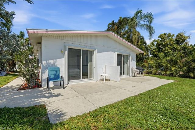 2498 Bayshore DR, Matlacha, FL 33993