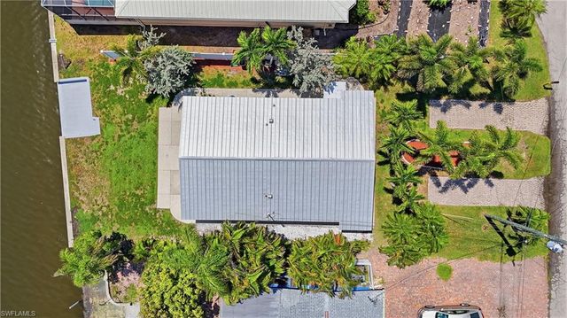 2498 Bayshore DR, Matlacha, FL 33993