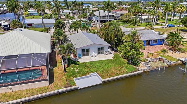 2498 Bayshore DR, Matlacha, FL 33993