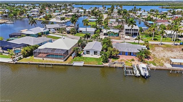2498 Bayshore DR, Matlacha, FL 33993