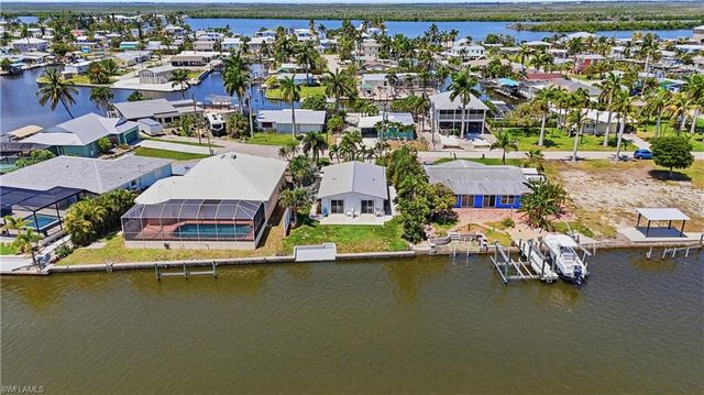 2498 Bayshore DR, Matlacha, FL 33993