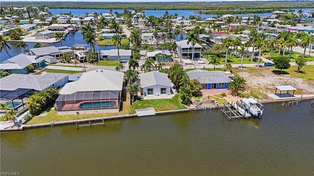 2498 Bayshore DR, Matlacha, FL 33993