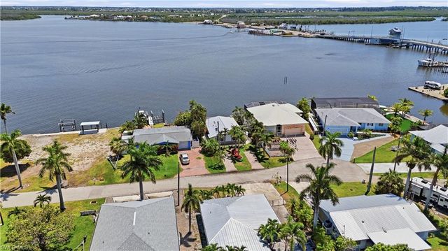 2498 Bayshore DR, Matlacha, FL 33993