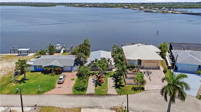 2498 Bayshore DR, Matlacha, FL 33993