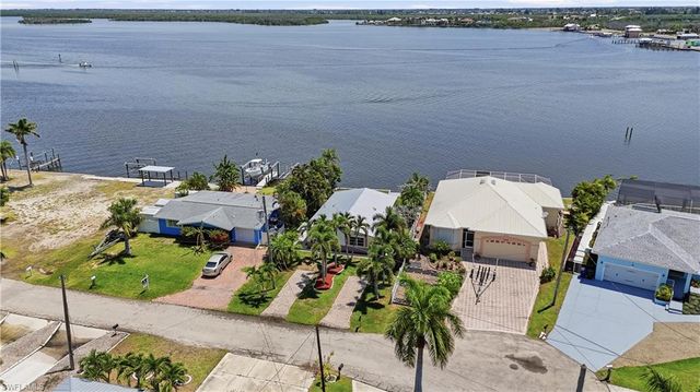 2498 Bayshore DR, Matlacha, FL 33993