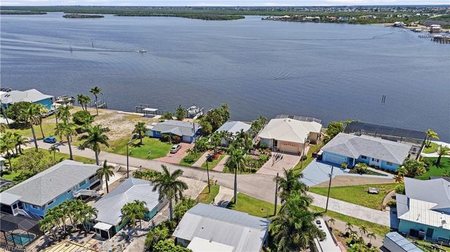 2498 Bayshore DR, Matlacha, FL 33993