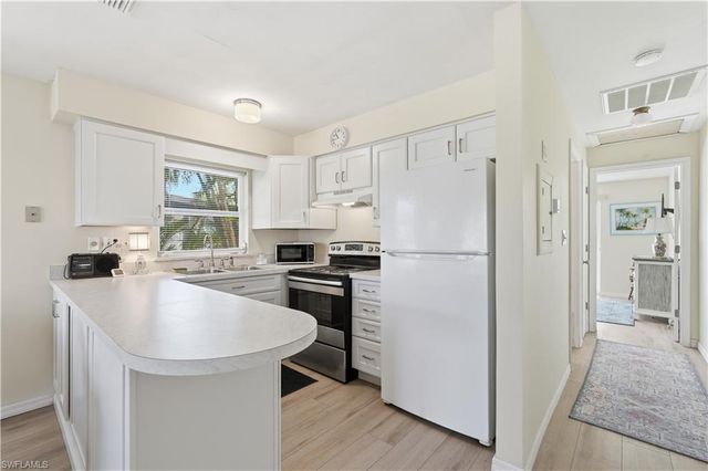 2498 Bayshore DR, Matlacha, FL 33993