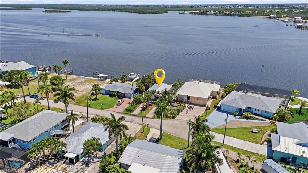 2498 Bayshore DR, Matlacha, FL 33993