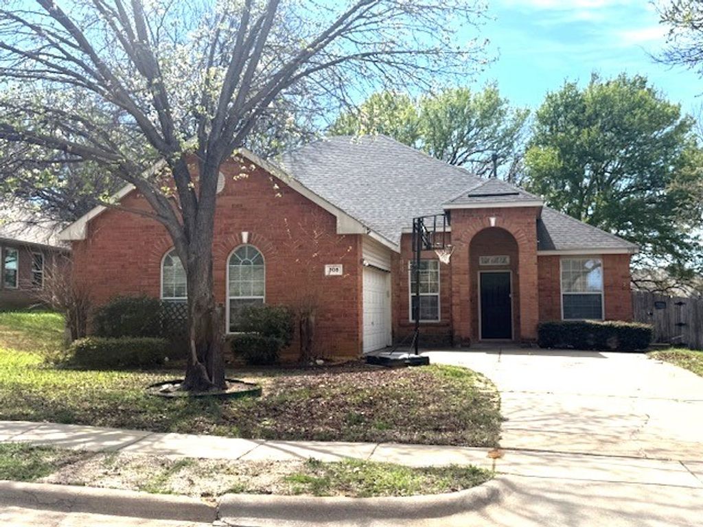 708 Hummingbird Trail, Crowley, TX 76036