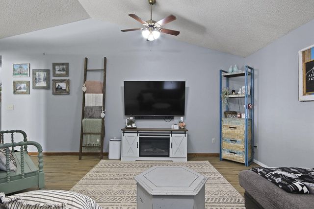 105 S HOWARD BURTON DR, Centralia, MO 65240