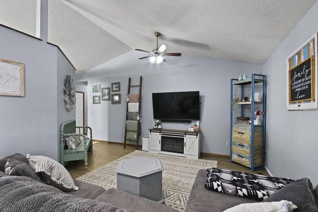 105 S HOWARD BURTON DR, Centralia, MO 65240