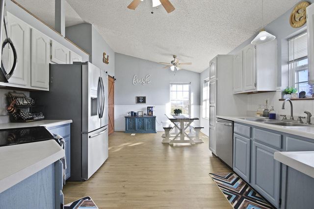 105 S HOWARD BURTON DR, Centralia, MO 65240