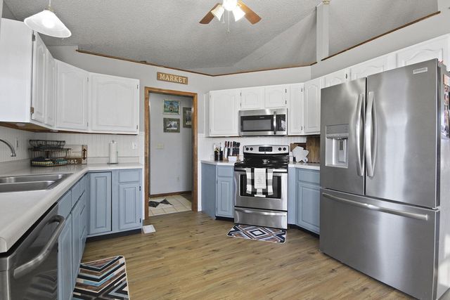 105 S HOWARD BURTON DR, Centralia, MO 65240