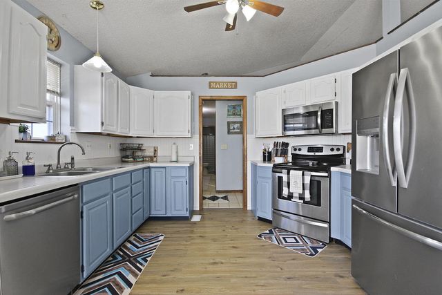 105 S HOWARD BURTON DR, Centralia, MO 65240