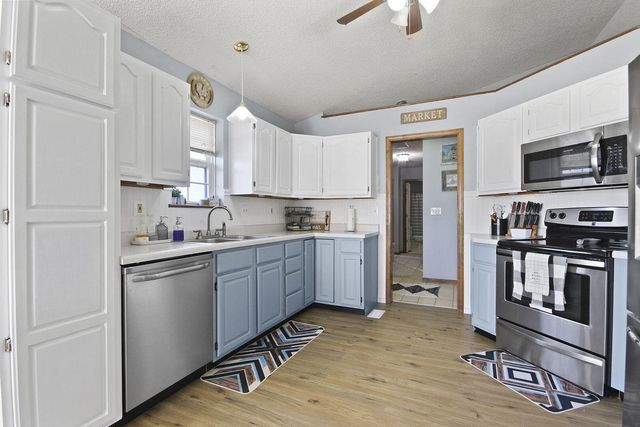 105 S HOWARD BURTON DR, Centralia, MO 65240