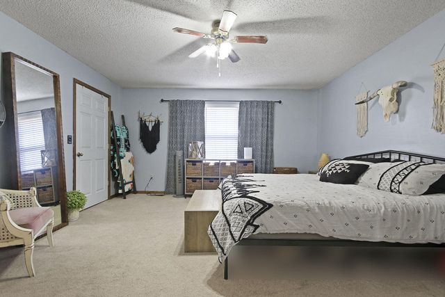 105 S HOWARD BURTON DR, Centralia, MO 65240