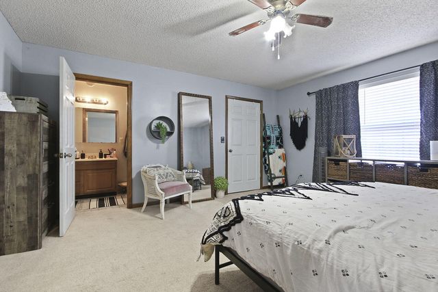 105 S HOWARD BURTON DR, Centralia, MO 65240