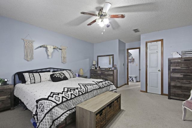 105 S HOWARD BURTON DR, Centralia, MO 65240