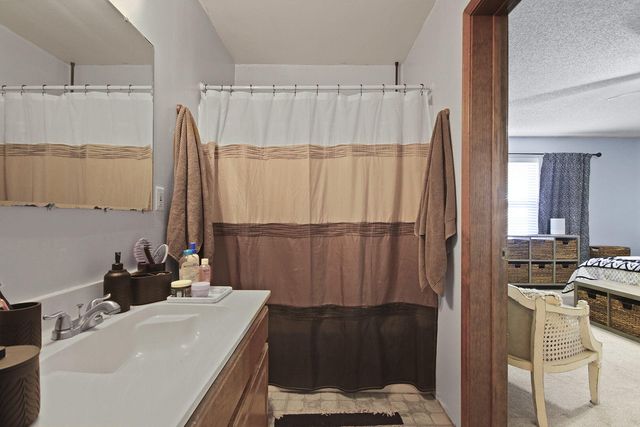 105 S HOWARD BURTON DR, Centralia, MO 65240