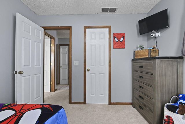 105 S HOWARD BURTON DR, Centralia, MO 65240