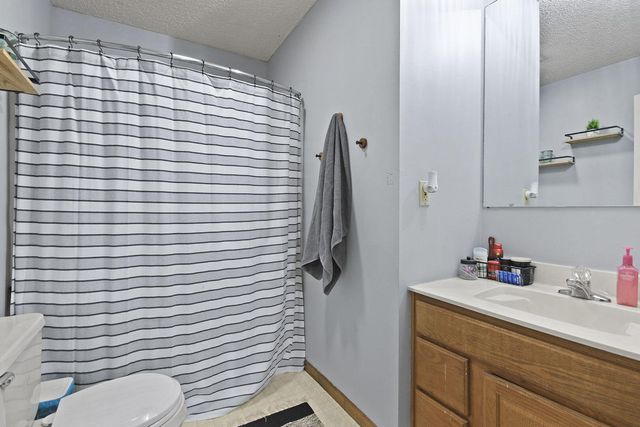 105 S HOWARD BURTON DR, Centralia, MO 65240