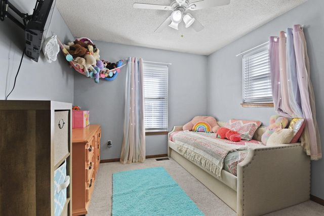 105 S HOWARD BURTON DR, Centralia, MO 65240