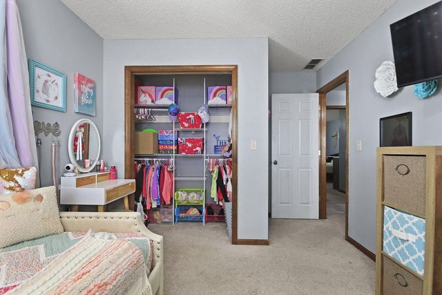 105 S HOWARD BURTON DR, Centralia, MO 65240