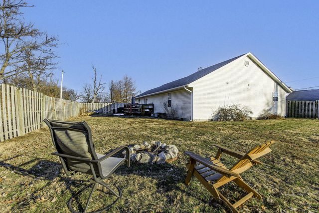 105 S HOWARD BURTON DR, Centralia, MO 65240