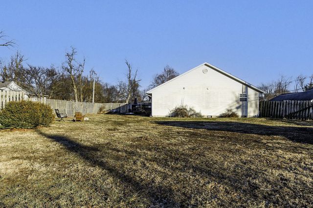 105 S HOWARD BURTON DR, Centralia, MO 65240