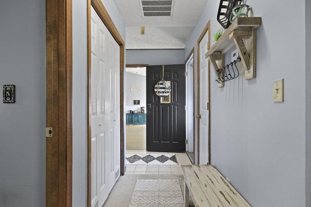 105 S HOWARD BURTON DR, Centralia, MO 65240