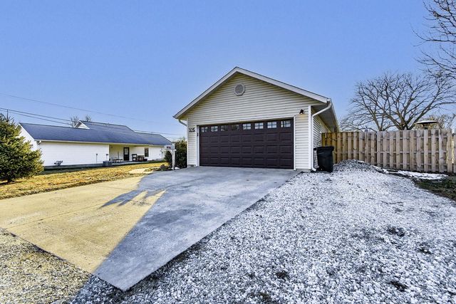 105 S HOWARD BURTON DR, Centralia, MO 65240