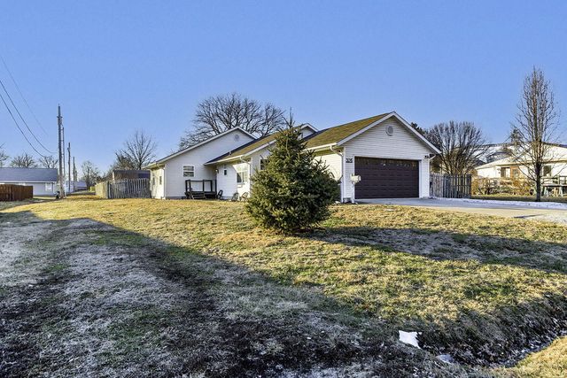 105 S HOWARD BURTON DR, Centralia, MO 65240