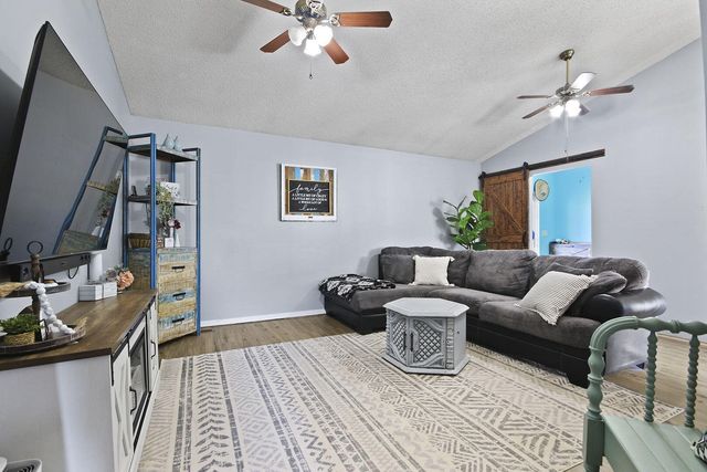 105 S HOWARD BURTON DR, Centralia, MO 65240