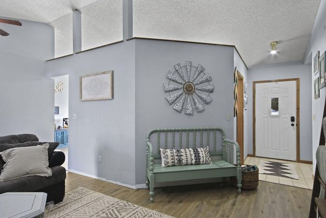 105 S HOWARD BURTON DR, Centralia, MO 65240