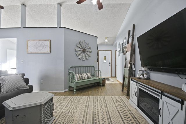 105 S HOWARD BURTON DR, Centralia, MO 65240