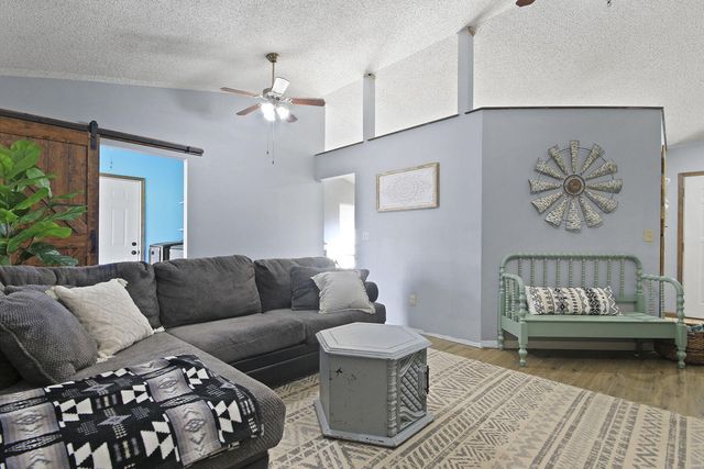 105 S HOWARD BURTON DR, Centralia, MO 65240