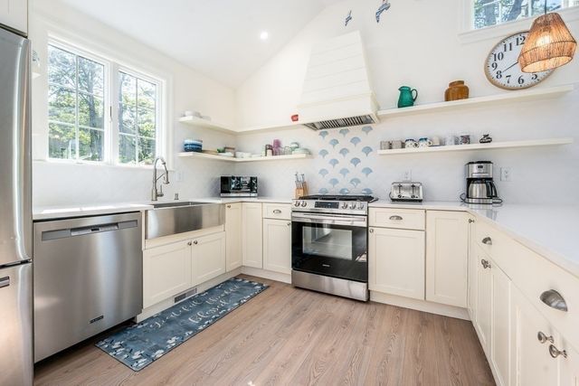 39 Lakewood Dr, Barnstable, MA 02632