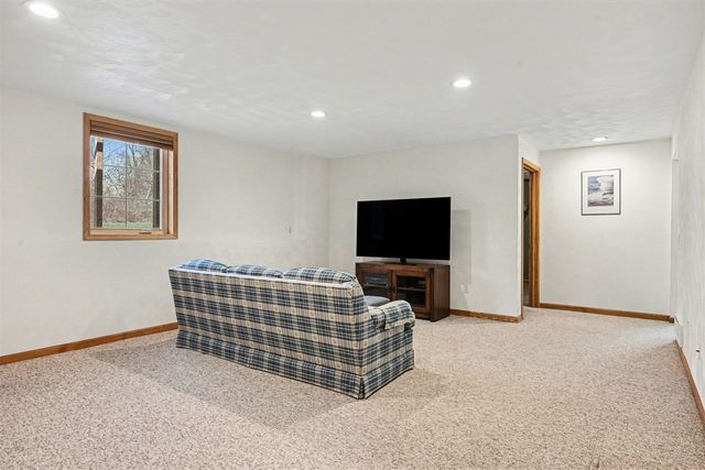 53126 Ridgeview Circle, Paw Paw, MI 49079