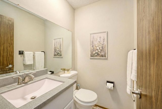 1117 Trailwood S, Hopkins, MN 55343