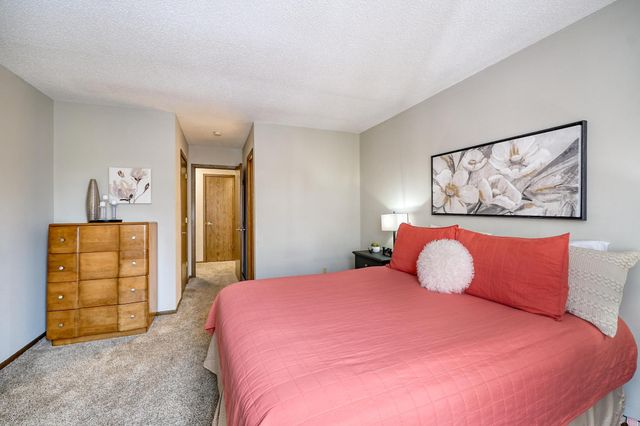 1117 Trailwood S, Hopkins, MN 55343